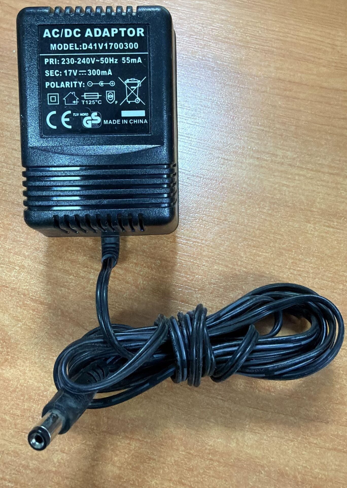 17 VOLT 300 MA PLASTİK KASA TRAFOLU ADAPTÖR